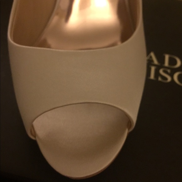 Badgley Mischka Rhinestone Ivory Hard 2 find PUMPS - Picture 7 of 8